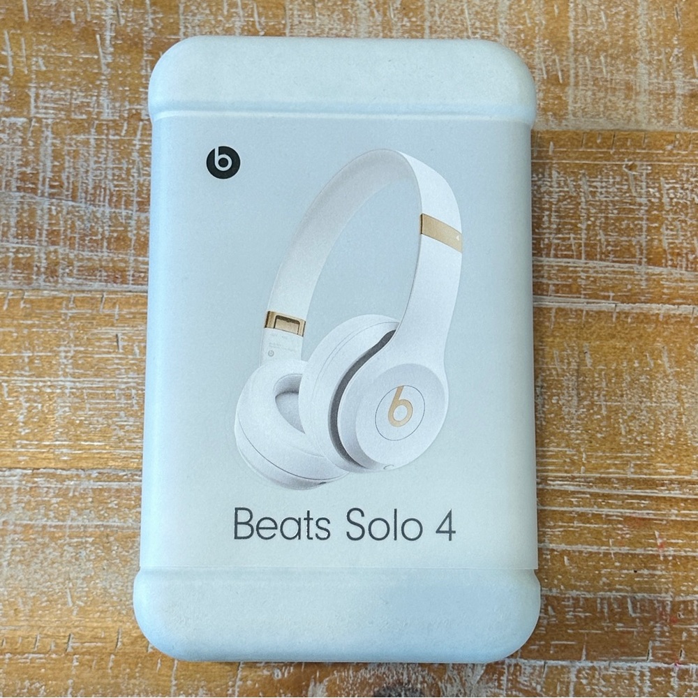 NEW Beats by Dre Solo 4 Headphones- White and Gold
